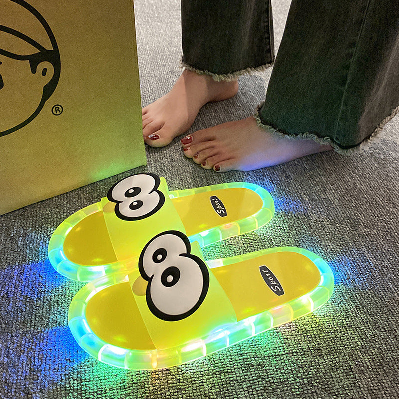 ✨ HALF PRICE DEAL 👣 Cartoon-Hausschuhe mit Leuchteffekt 🧸 super bequem, rutschfest & perfekt für Zuhause 🏡
