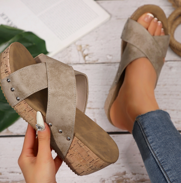 Modische Damen-Sandalen mit Kreuzriemen und dickem Keilabsatz