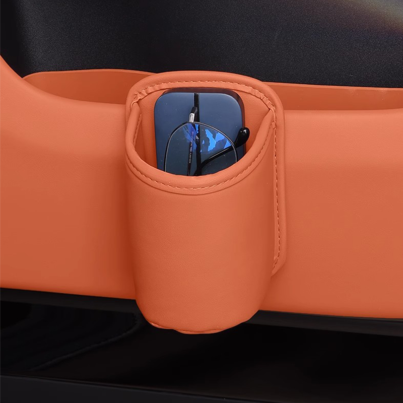 🔥🎁 2+1 GRATIS!!🥳💞 50K+ VERKAUFT! 🚗🧺 Getränkehalter aus Leder für die Autotür – Große Öffnung für Getränke und Handy. Sicherer Clip-Befestigungsmechanismus. Robustes und stylisches PU-Leder. 🛡️✨