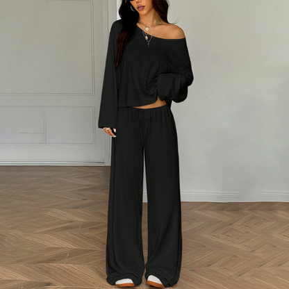 Damen-Outfit bestehend aus schulterfreiem Oberteil und Hose