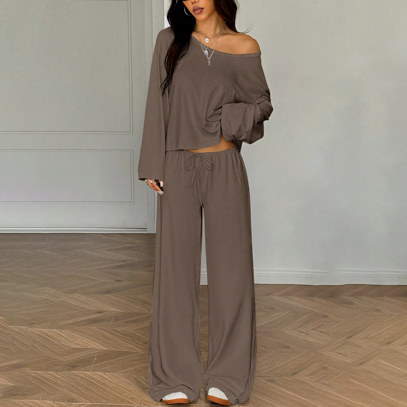Damen-Outfit bestehend aus schulterfreiem Oberteil und Hose