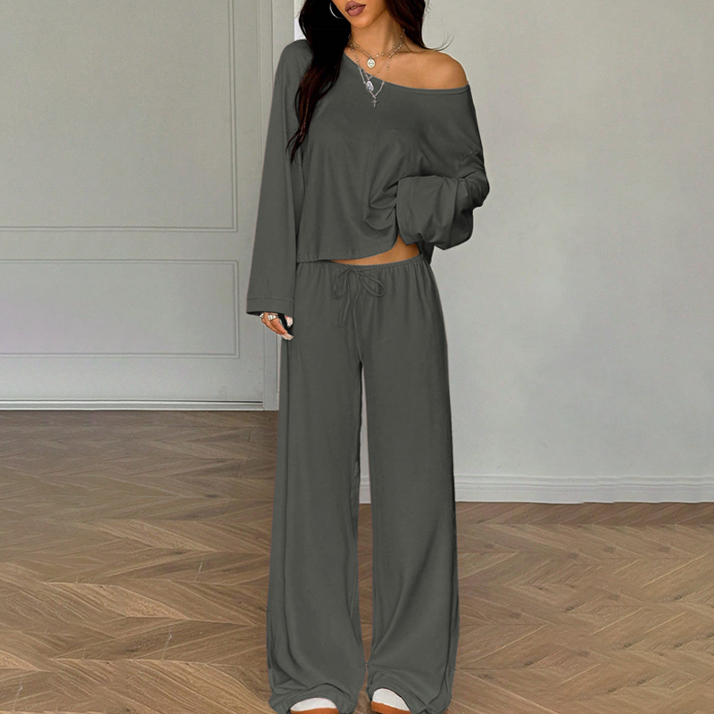Damen-Outfit bestehend aus schulterfreiem Oberteil und Hose