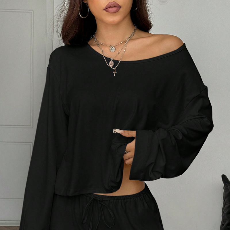 Damen-Outfit bestehend aus schulterfreiem Oberteil und Hose