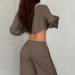 Damen-Outfit bestehend aus schulterfreiem Oberteil und Hose