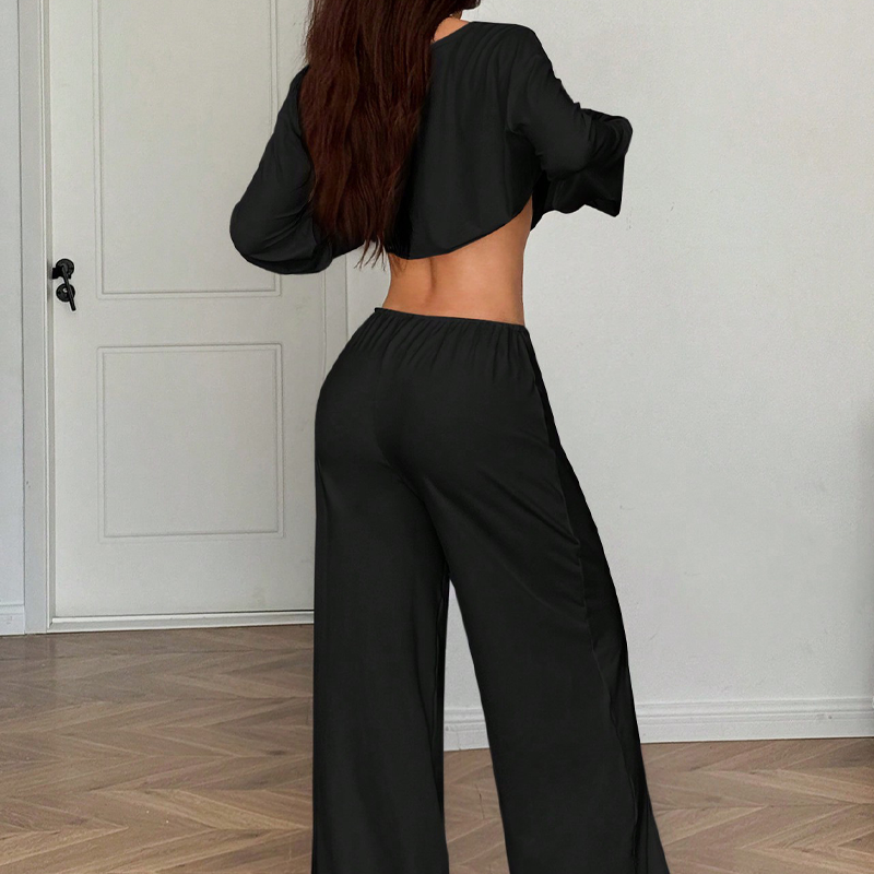 Damen-Outfit bestehend aus schulterfreiem Oberteil und Hose