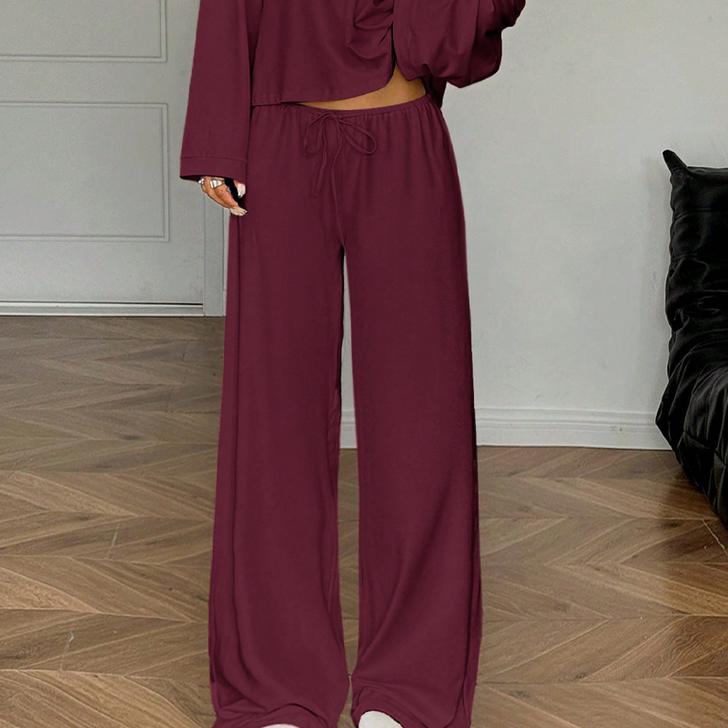 Damen-Outfit bestehend aus schulterfreiem Oberteil und Hose