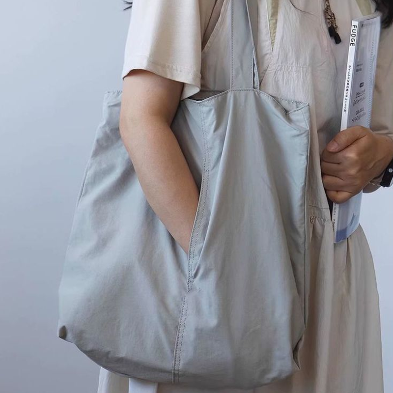 Minimalistische Alltags-Umhängetasche mit mehreren Fächern