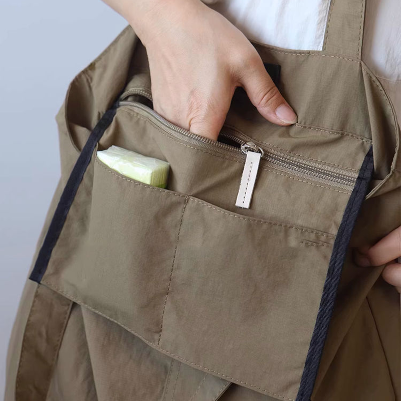 Minimalistische Alltags-Umhängetasche mit mehreren Fächern