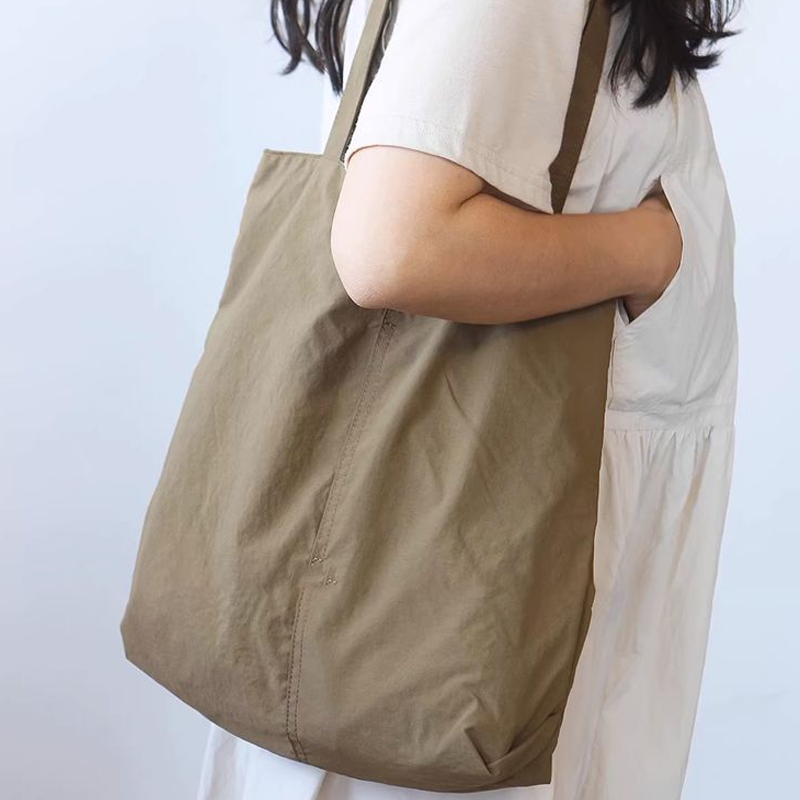 Minimalistische Alltags-Umhängetasche mit mehreren Fächern