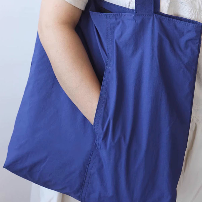 Minimalistische Alltags-Umhängetasche mit mehreren Fächern
