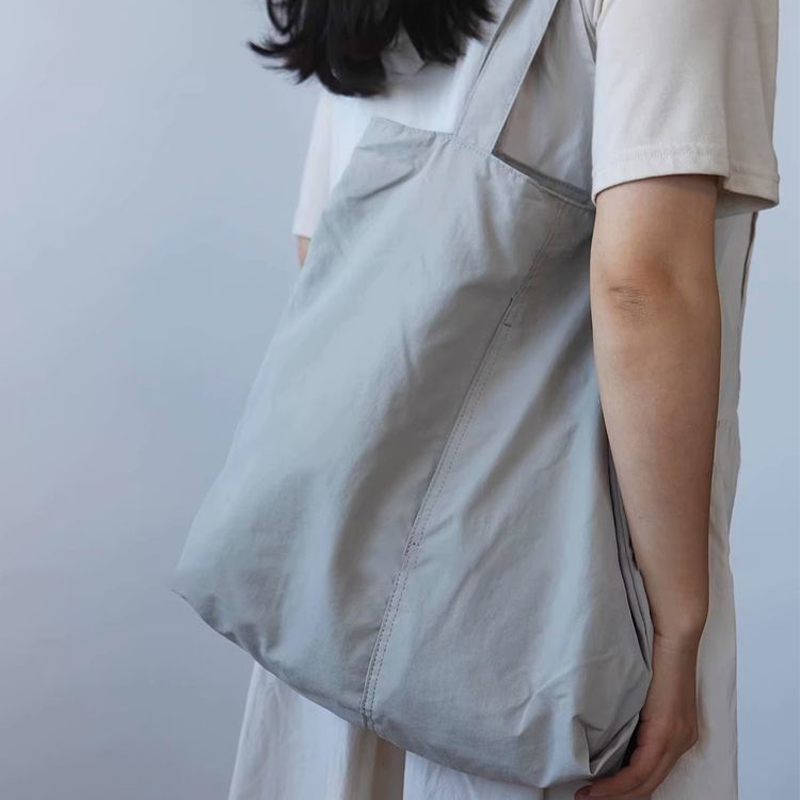Minimalistische Alltags-Umhängetasche mit mehreren Fächern