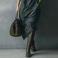 Damenkleid aus Kunstwildleder mit V-Ausschnitt und langen Ärmeln