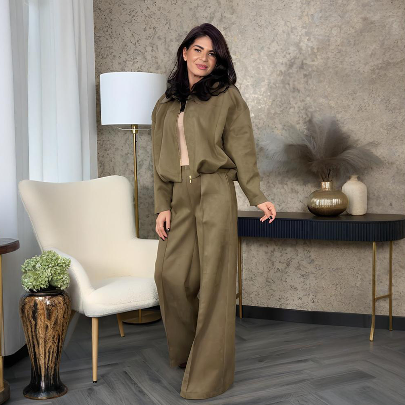 Zweiteiliges Set aus Damenjacke mit Reißverschluss und Hose mit weitem Bein
