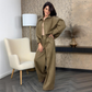 Zweiteiliges Set aus Damenjacke mit Reißverschluss und Hose mit weitem Bein