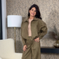 Zweiteiliges Set aus Damenjacke mit Reißverschluss und Hose mit weitem Bein