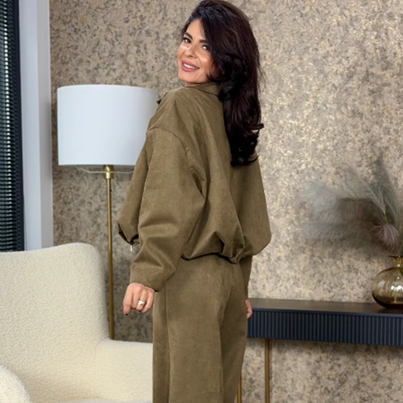 Zweiteiliges Set aus Damenjacke mit Reißverschluss und Hose mit weitem Bein