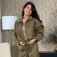 Zweiteiliges Set aus Damenjacke mit Reißverschluss und Hose mit weitem Bein