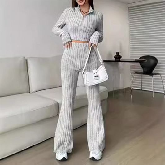 Zweiteiliges Strick-Set für Damen: Kurzes Oberteil und ausgestellte Hose