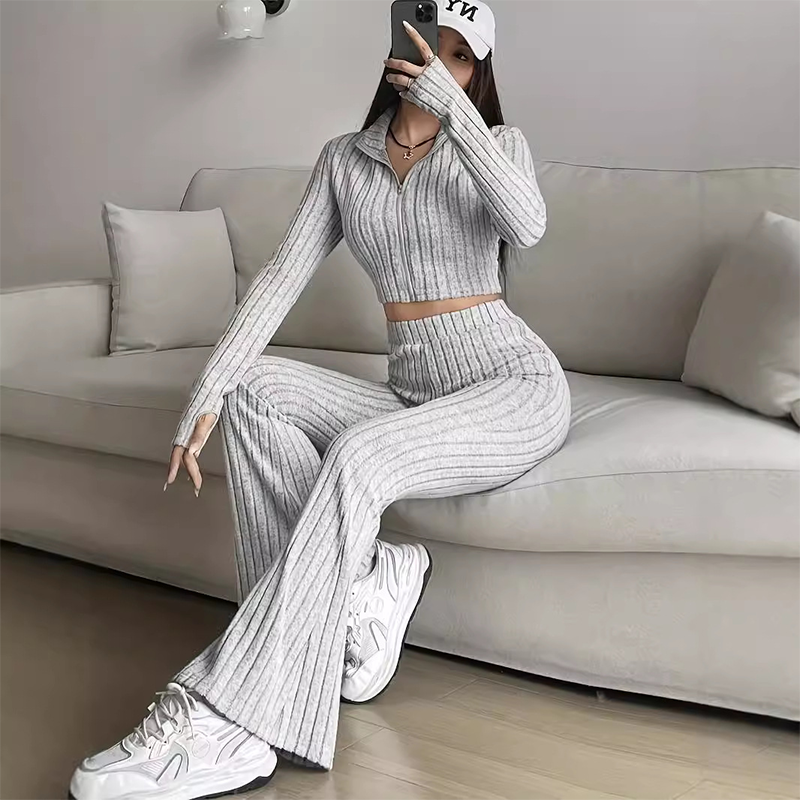 Zweiteiliges Strick-Set für Damen: Kurzes Oberteil und ausgestellte Hose