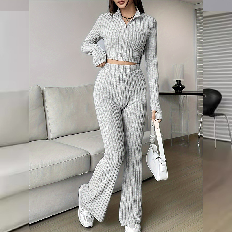 Zweiteiliges Strick-Set für Damen: Kurzes Oberteil und ausgestellte Hose