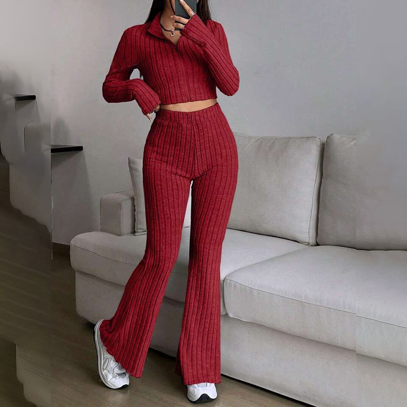 Zweiteiliges Strick-Set für Damen: Kurzes Oberteil und ausgestellte Hose