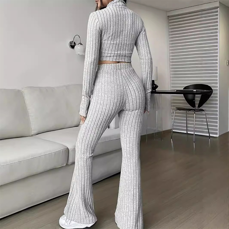 Zweiteiliges Strick-Set für Damen: Kurzes Oberteil und ausgestellte Hose