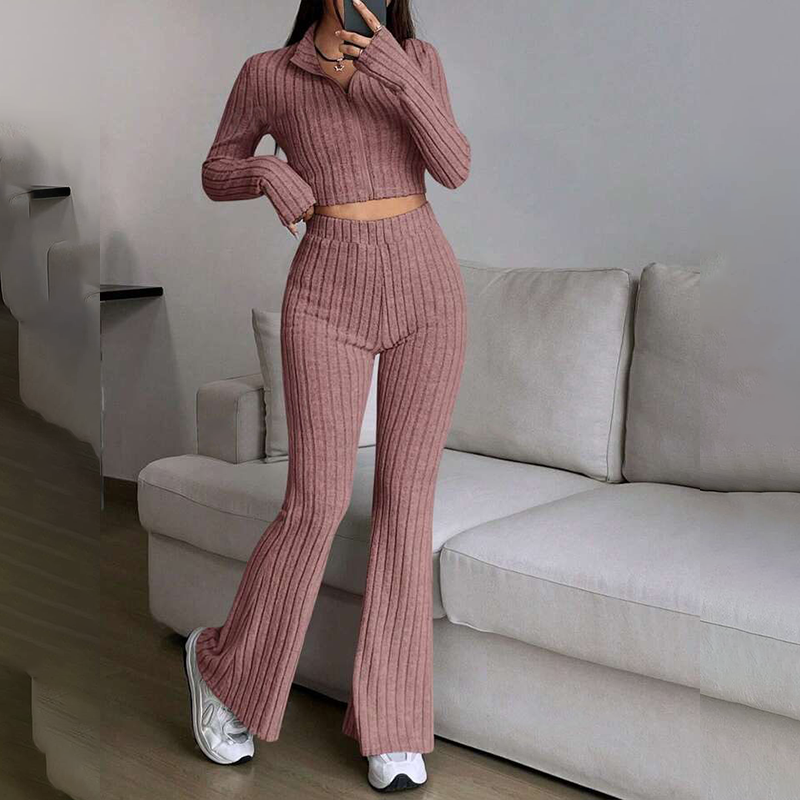 Zweiteiliges Strick-Set für Damen: Kurzes Oberteil und ausgestellte Hose