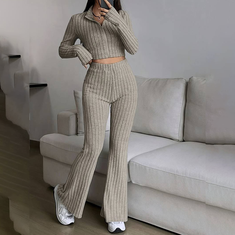 Zweiteiliges Strick-Set für Damen: Kurzes Oberteil und ausgestellte Hose